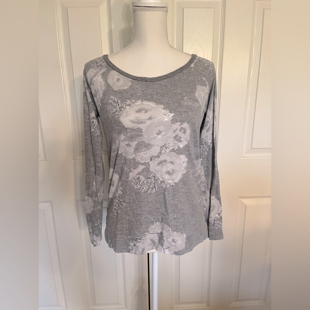 LIGHTLY USED Women’s American Eagle top. Size Small.